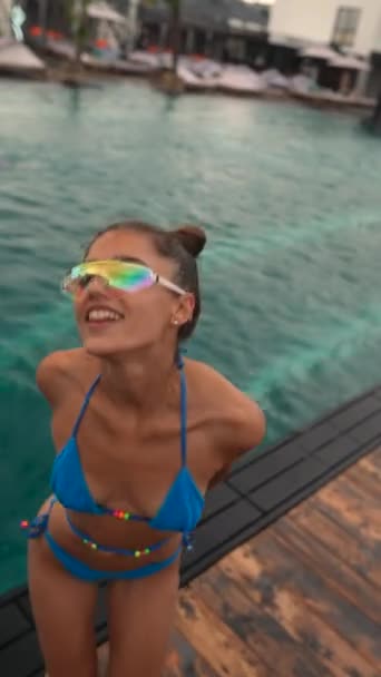 Yağmurda Bikinili Kostümlü Bir Kız Havuz Kenarında Dans Ediyor Yüksek — Stok video
