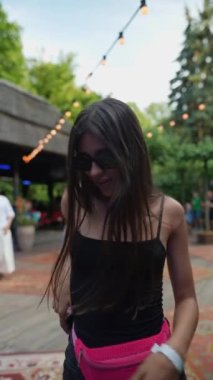 Parlak ve şık genç bayan yaz barında dans ediyor. Yüksek kaliteli FullHD görüntüler