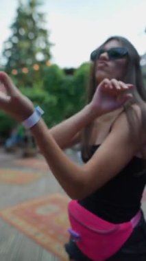 Şık ve hayat dolu bir kız yaz barında dans ediyor. Yüksek kaliteli FullHD görüntüler
