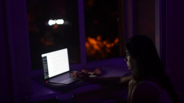 Sabahın Erken Saatlerinde Genç Bir Kadın Aynı Anda Hem Bilgisayarını — Stok video
