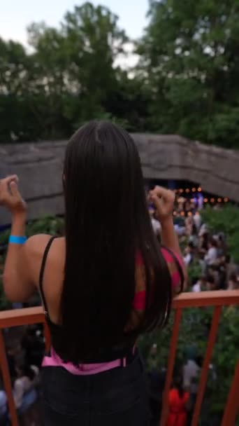 Dziewczyna Tańczy Małym Balkonie Festiwalu Parku Wysokiej Jakości Materiał Filmowy — Wideo stockowe
