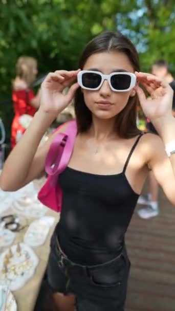 Chica Chic Está Experimentando Con Gafas Moda Mientras Está Calle — Vídeos de Stock