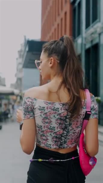 Сосредоточившись Заднем Плане Красивая Молодая Леди Быстро Движется Улицам Города — стоковое видео
