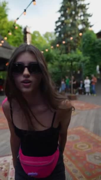 夏のバーで活気に満ちたスタイリッシュな女の子が踊ります 高品質のフルHd映像 — ストック動画