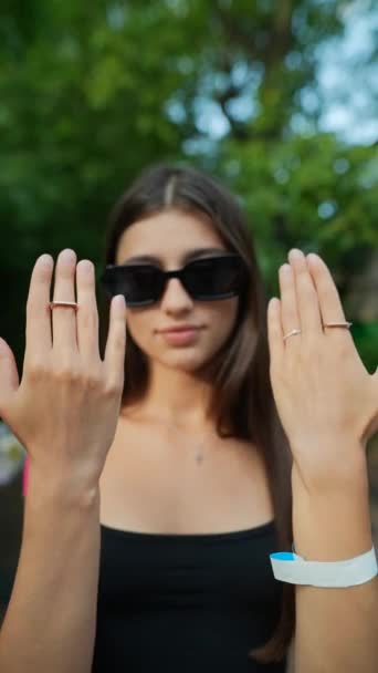 Piękna Młoda Kobieta Dumą Pokazuje Ręce Ozdobione Obrączkami Wysokiej Jakości — Wideo stockowe