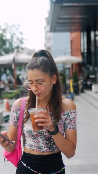 Una Joven Encantadora Sosteniendo Café Teléfono Inteligente Está Apuro Durante — Vídeo de stock