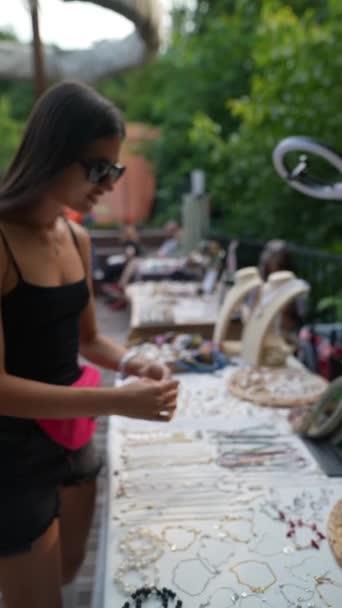 Chica Del Mercado Artesanal Está Montando Anillo Hecho Mano Imágenes — Vídeo de stock