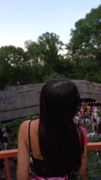 Holka Tancuje Balkóně Festivalu Parku Vysoce Kvalitní Fullhd Záběry — Stock video