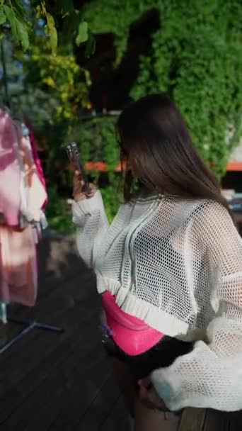 Uma Linda Garota Tira Uma Selfie Espelho Feira Verão Imagens — Vídeo de Stock