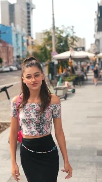 Egy Dinamikus Fiatal Hölgy Navigál Zsúfolt Városi Utcákon Csúcsidőben Kiváló — Stock videók