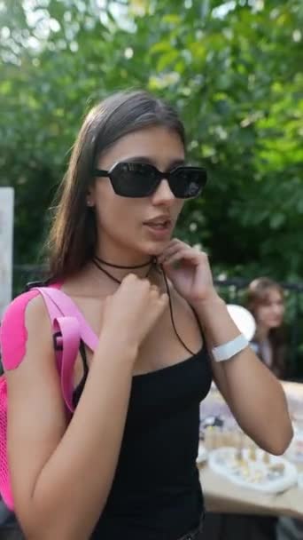 一个在市场上试戴项链的迷人的年轻女子 优质Fullhd影片 — 图库视频影像