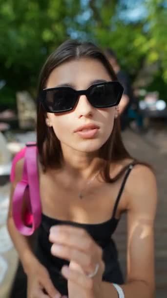 路上でトレンディなサングラスを試しているファッショナブルな若い女性 高品質のフルHd映像 — ストック動画