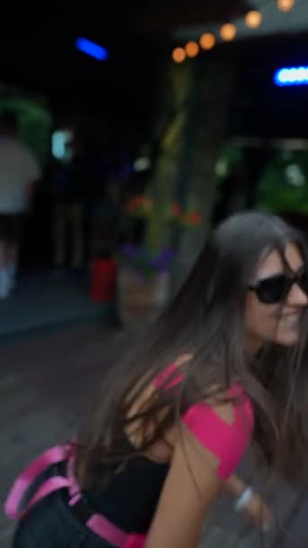 那位活泼而时髦的年轻女士在夏季酒吧里跳舞 优质Fullhd影片 — 图库视频影像