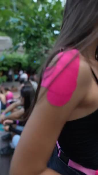 Tętniąca Życiem Młoda Dziewczyna Tańczy Radośnie Festiwalu Parku Wysokiej Jakości — Wideo stockowe