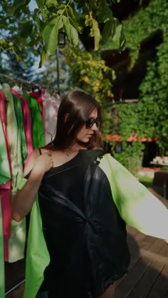 Dívka Veletrhu Letním Parku Vybírá Budky Světlé Oblečení Vysoce Kvalitní — Stock video