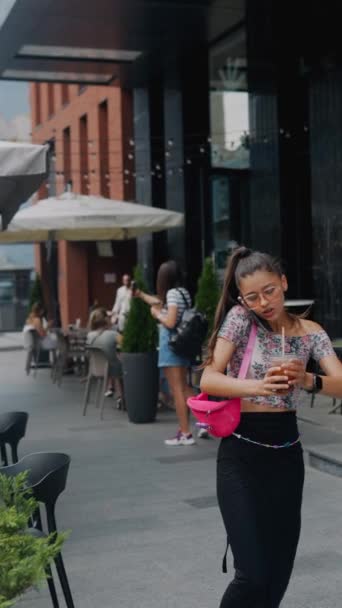Молода Приваблива Жінка Займається Захоплюючою Телефонною Розмовою Прогулюючись Міських Вулицях — стокове відео