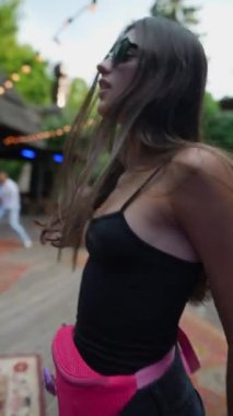 Şık ve renkli bir kız yaz barında dans ediyor. Yüksek kaliteli FullHD görüntüler