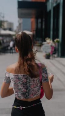 Moda ve zarif kızın acelesi var. Şehir sokaklarında dolaşırken işe zamanında yetişmeye çalışıyor. Yüksek kalite 4k görüntü