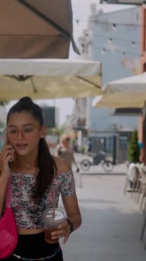 Elinde kahve ve akıllı telefon olan genç, enerjik bir kız işe geç kalıyor. Yüksek kalite 4k görüntü