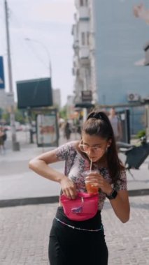 Kahve ve akıllı telefonlar için acele eden neşeli, genç bayan işe geç kalıyor. Yüksek kalite 4k görüntü