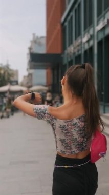 Meşgul şehir sokağı, bir telefon görüşmesi sırasında kalabalığın arasında koşuşturan enerjik, genç bir bayana tanık oluyor. Yüksek kalite 4k görüntü