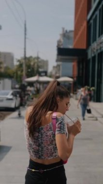 Aceleyle, şık ve genç kadın şehir sokaklarında yürürken işe geç kalıyor. Yüksek kalite 4k görüntü