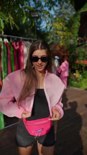Giovane Signora Sta Sperimentando Abbigliamento Festival Mentre Balla Filmati Fullhd — Video Stock