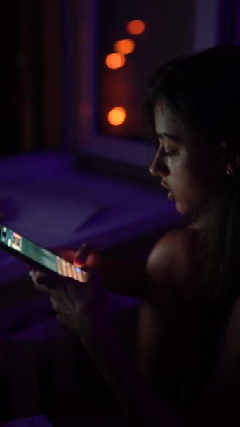 遅い時間に 若い女性がメッセージを入力するためにスマートフォンを使用しています 高品質の4K映像 — ストック動画