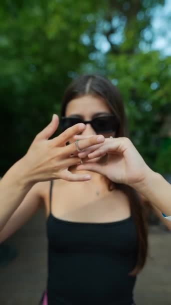 Die Hübsche Junge Frau Zeigt Ihre Hände Mit Ringen Darauf — Stockvideo