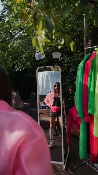 Auf Dem Parkfest Einem Sommertag Tanzt Eine Charmante Junge Frau — Stockvideo