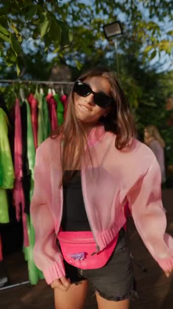 Ein Mädchen Ist Sehen Wie Auf Dem Sommermarkt Kleidung Anprobiert — Stockvideo