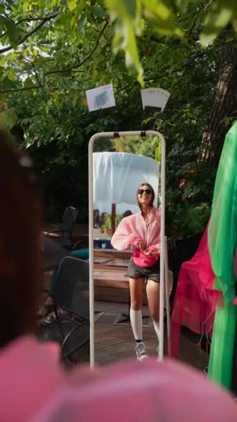 Eine Junge Frau Probiert Auf Dem Sommerfest Klamotten Und Tanzt — Stockvideo
