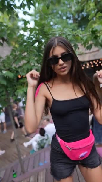 Powolny Ruch Kolorowa Młoda Dziewczyna Targu Letnim Podczas Tańca Wysokiej — Wideo stockowe