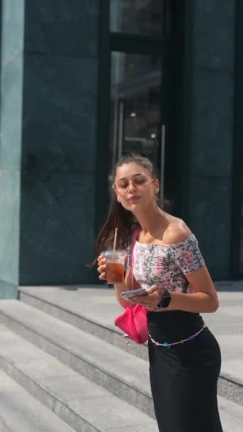 Een Trendy Kleurrijk Meisje Straat Met Een Gekoelde Koffie Een — Stockvideo