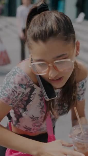 Schöne Stylische Mädchen Telefoniert Und Läuft Spät Zur Arbeit Hochwertiges — Stockvideo