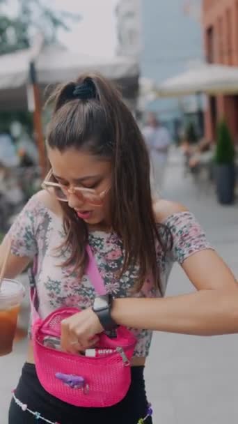 Genç Güzel Bir Kız Telefonunu Çantasından Çıkarmak Için Acele Ediyor — Stok video