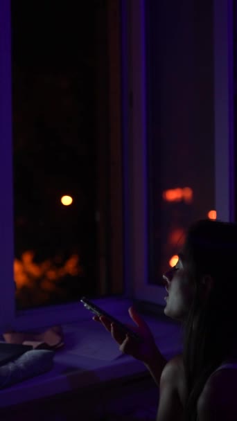 一个年轻貌美的女人深夜一个人在家里的电脑监视器前打电话 高质量的4K镜头 — 图库视频影像
