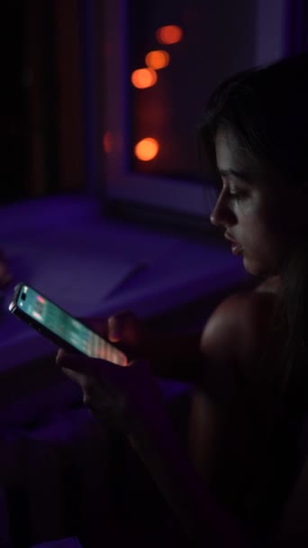Pozdě Noci Mladá Žena Píše Smsku Smartphone Vysoce Kvalitní Záběry — Stock video