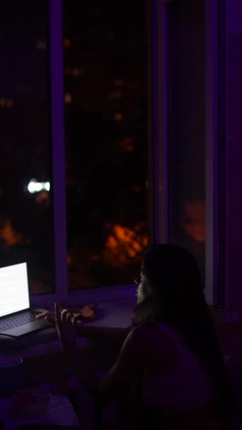 Поздно Ночью Молодая Женщина Работает Над Своим Ноутбуком Разговаривает Высококачественные — стоковое видео