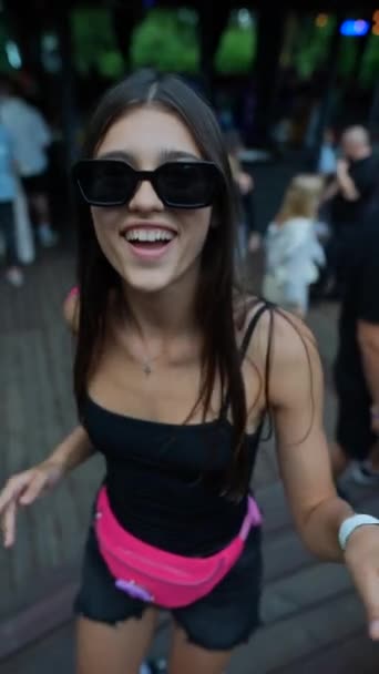 Восхитительная Девушка Носящая Розовые Ленты Плечах Весело Танцует Летнем Парке — стоковое видео