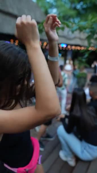 Festival Parc Propose Une Performance Danse Dynamique Par Une Jeune — Video