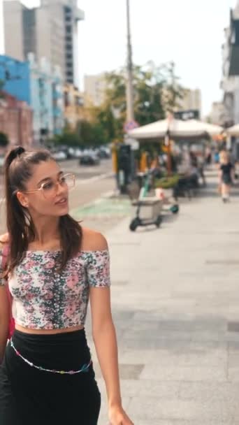 Forgalmas Csúcsforgalomban Egy Ragyogó Fiatal Lányt Láttak Rohanni Város Utcáin — Stock videók