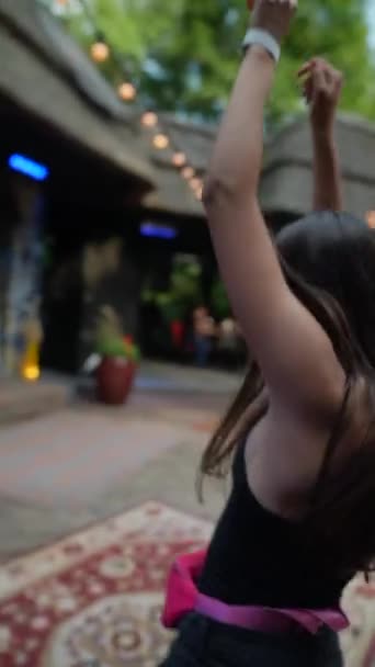 Zomerbar Danst Het Stijlvolle Vrolijke Meisje Met Een Zonnebril Een — Stockvideo