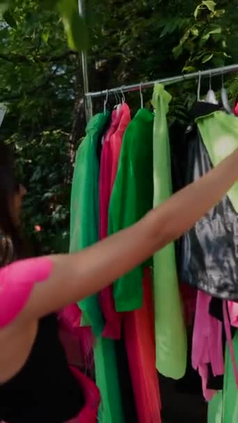 Auf Dem Sommerparkmarkt Pflückt Eine Junge Frau Einem Stand Lebendige — Stockvideo