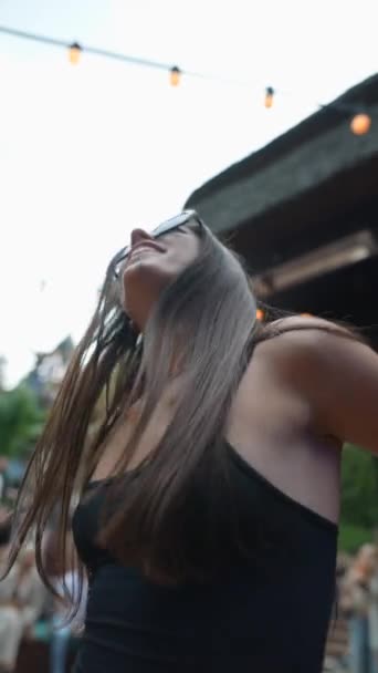 Letním Baru Šťastně Tančí Stylová Mladá Žena Slunečními Brýlemi Vrškem — Stock video