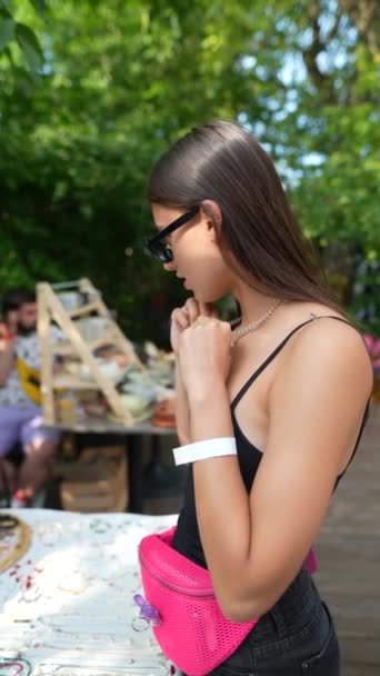 ジュエリーフェアでネックレスの実験をする美しい少女の訪問 高品質のフルHd映像 — ストック動画