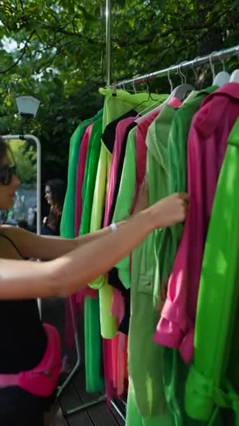 Літньому Ярмарку Спіральна Молода Жінка Радісно Пробує Піджак Танцює Високоякісні — стокове відео