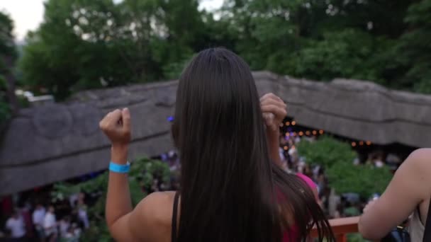 Фестивальном Балконе Парке Танцует Девушка Высококачественные Кадры — стоковое видео