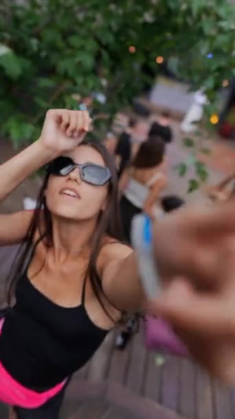 Het Festival Danst Een Bruisend Meisje Met Een Zonnebril Decoratieve — Stockvideo