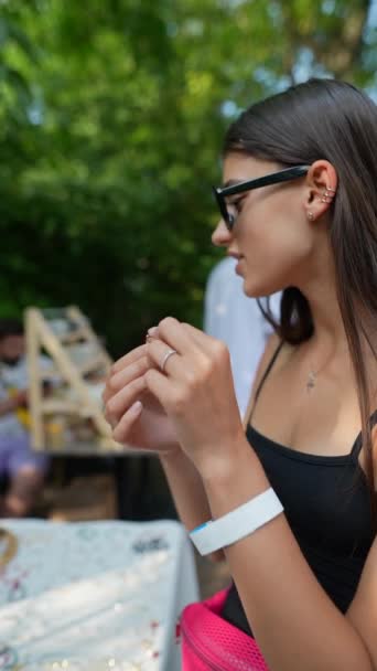 フェアでイヤリングをしようとしている若い女性の素敵な顔 高品質のフルHd映像 — ストック動画